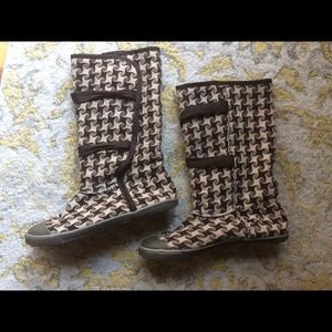 Sugar fabric boots